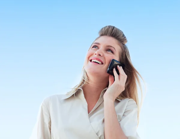 Jonge zakenvrouw praten aan de telefoon — Stockfoto