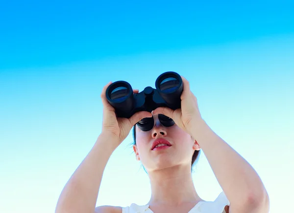 Young businesswoman looking through binoculars — Stock Photo, Image