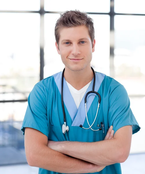 Портрет врача, стоящего в больнице — стоковое фото