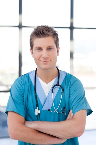 Portrét hansdome lékaře v nemocnici — Stock fotografie