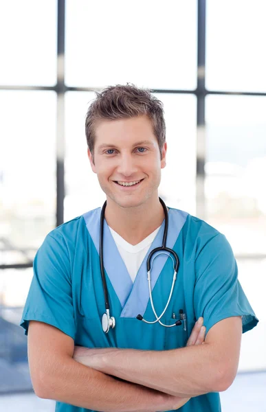 Retrato de um médico de cúpula de pé no hospital — Fotografia de Stock