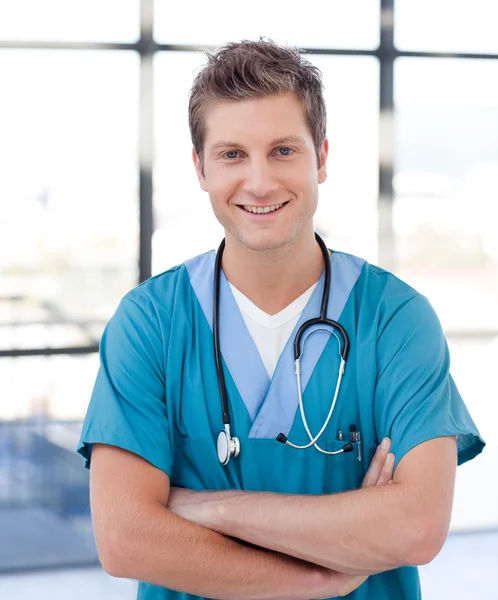 Ritratto di un medico a cupola in piedi in ospedale — Foto Stock