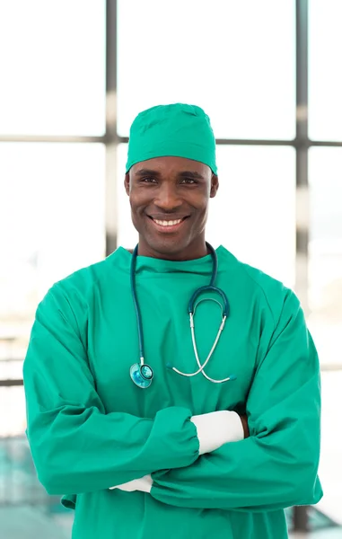 Portret van een arts van de hansdome permanent in ziekenhuis — Stockfoto