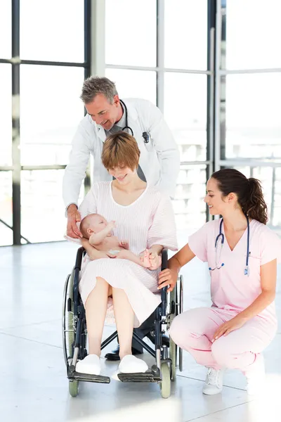 Medici che aiutano paziente e neonato — Foto Stock