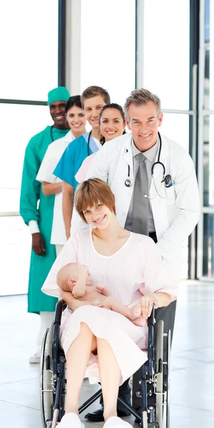 Lekarze uczestniczy pacjent i jej nowo narodzonego dziecka — Zdjęcie stockowe