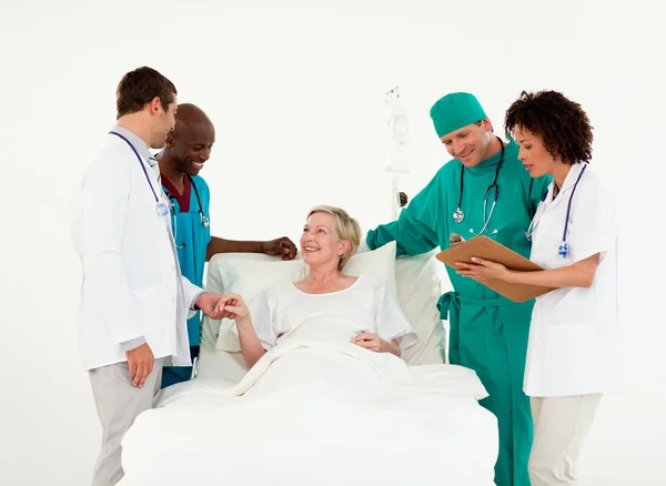 Team av läkare undersöka en patient — Stockfoto