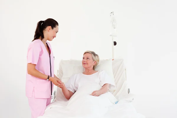 Attractive female doctor examining a patient — Stock Photo, Image