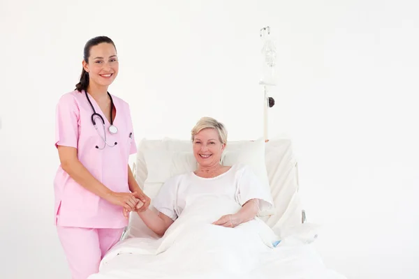 Aantrekkelijke vrouwelijke arts behandeling van een patiënt — Stockfoto