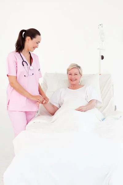 Aantrekkelijke vrouwelijke arts behandeling van een patiënt — Stockfoto