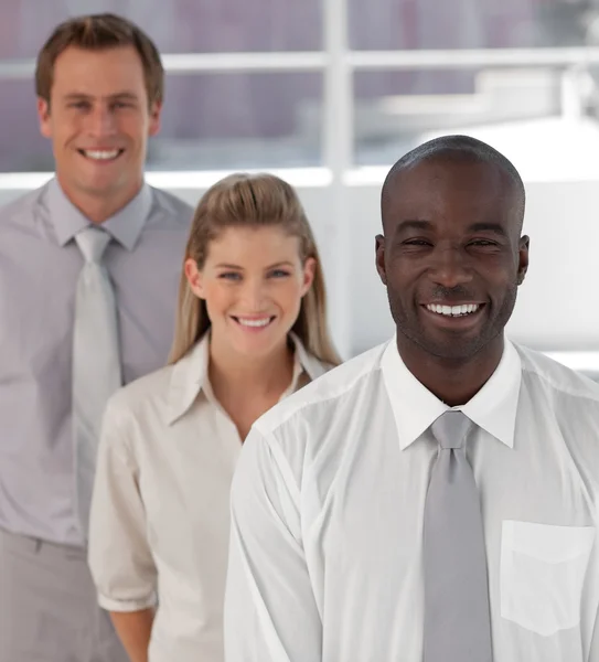 Business team sorridente che mostra Spirito ed esprime Positività — Foto Stock
