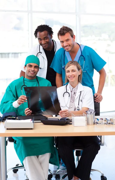 Gruppe von Ärzten schaut sich ein Röntgenbild an — Stockfoto