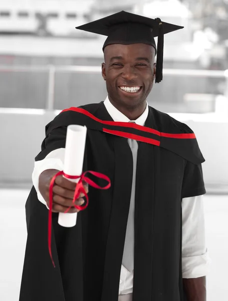Mann lächelt bei Abschluss — Stockfoto