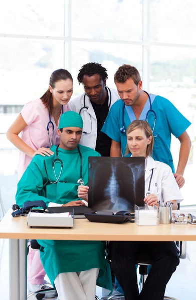 Group of doctors examining an X-ray — Stock Photo, Image