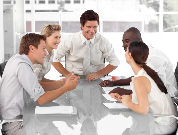 Grupo de Negócios trabalhando e interagindo entre si — Fotografia de Stock