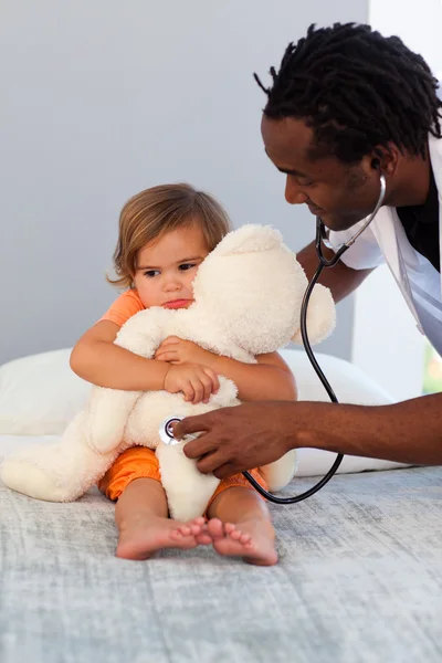 Esami pediatrici una bambina con stetoscopio — Foto Stock