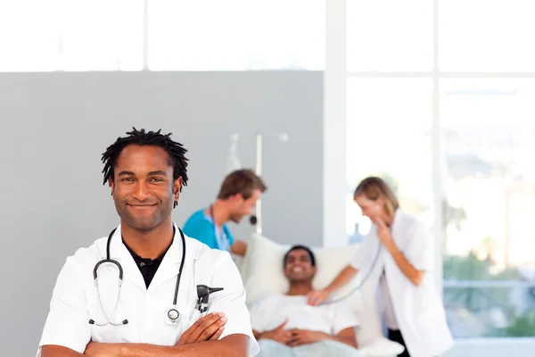 Doctor with folded arms looking at the camera with copy-space — Stock Photo, Image