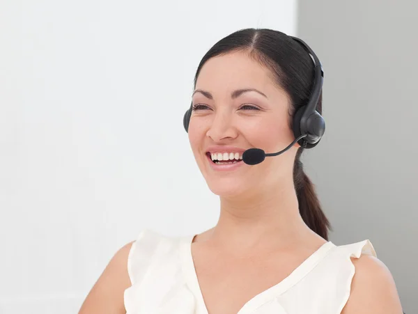 Wanita bisnis internasional yang cantik di headset tersenyum — Stok Foto