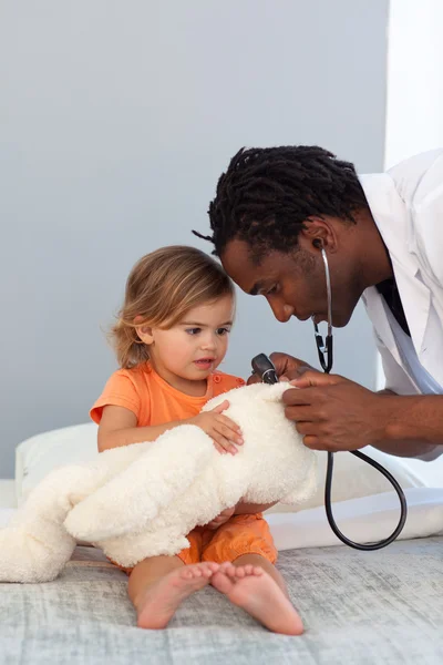 Küçük bir kızla konuşurken çocuk doktoru — Stok fotoğraf