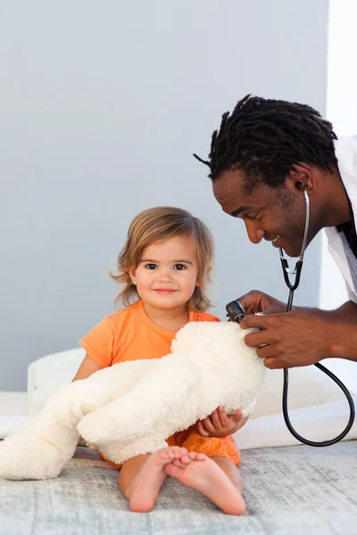 儿科医生考试听诊器的小姑娘 — 图库照片
