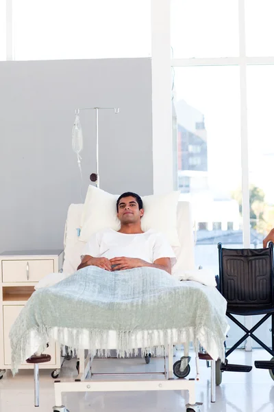 Paciente jovem se recuperando na cama com copyspace — Fotografia de Stock