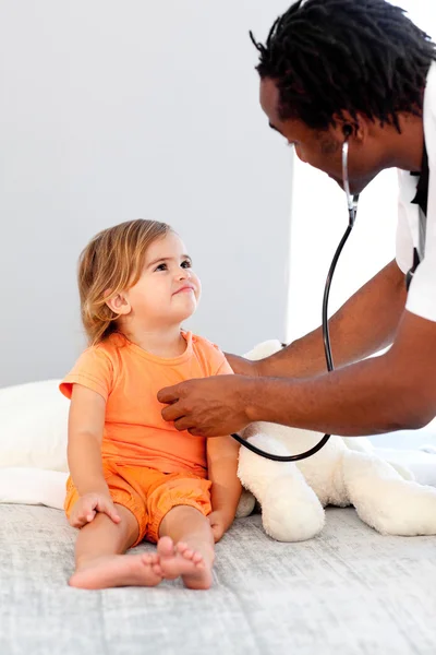 Dzieci lekarz egzaminów dziewczynki z stetoskop — Zdjęcie stockowe