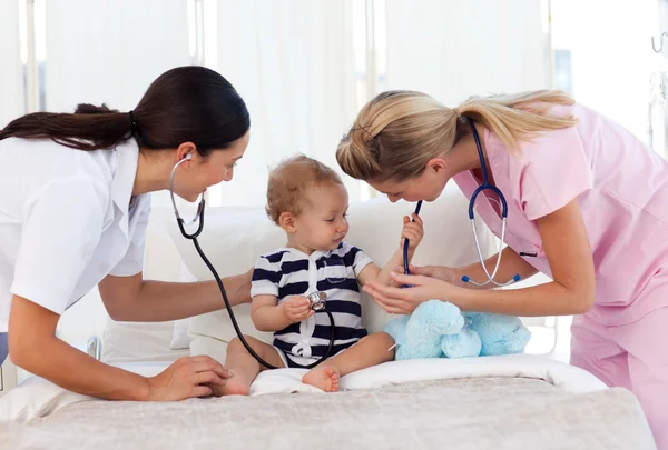 Baby spelen met stethoscopen — Stockfoto