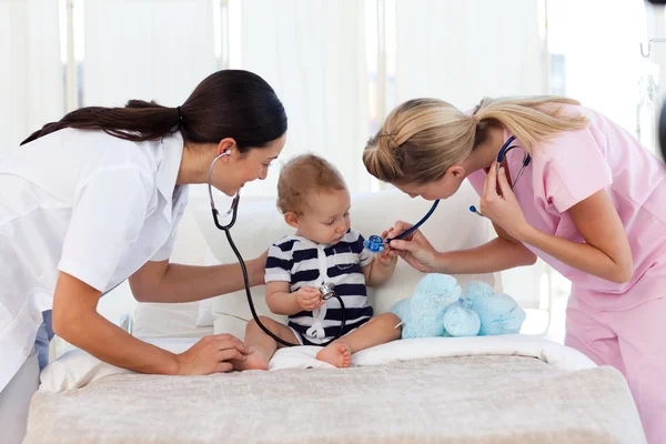 护士和儿科医生出席一个婴儿 — 图库照片
