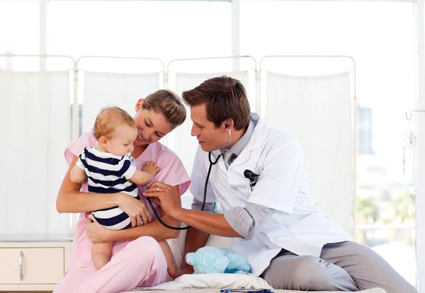 Médico e enfermeira brincando com um bebê — Fotografia de Stock