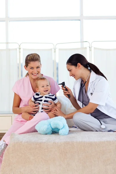 赤ちゃんの小児科医と看護師と遊ぶ — ストック写真