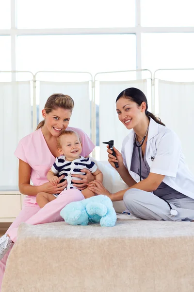Baby with pediatrician and nurse with copy-space — Stock Photo, Image