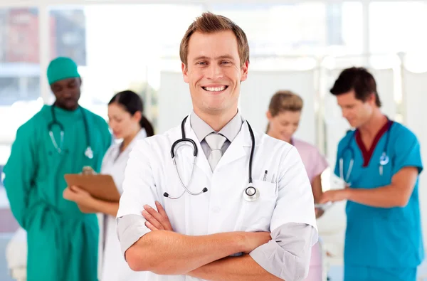 Arzt mit Kollegen im Hintergrund — Stockfoto