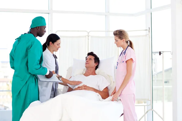 Médicos cuidando de um paciente — Fotografia de Stock