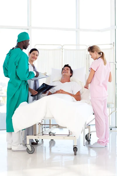 Lekarze patrząc po pacjenta — Zdjęcie stockowe