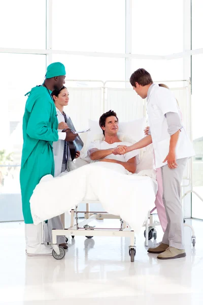 Equipe médica que atende um paciente — Fotografia de Stock