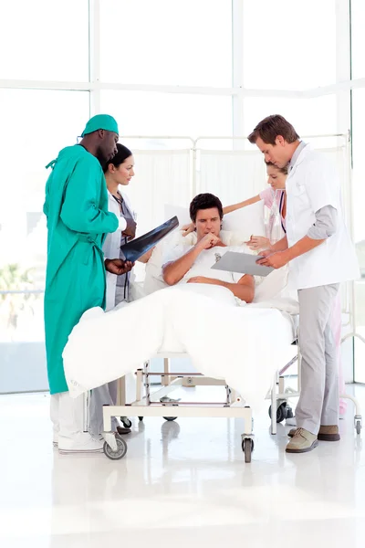 Médecins parlant à un patient — Photo