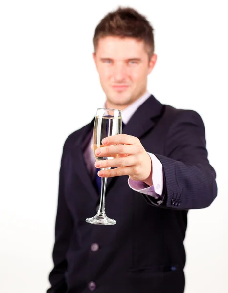Uomo d'affari che tiene un bicchiere di champagne — Foto Stock