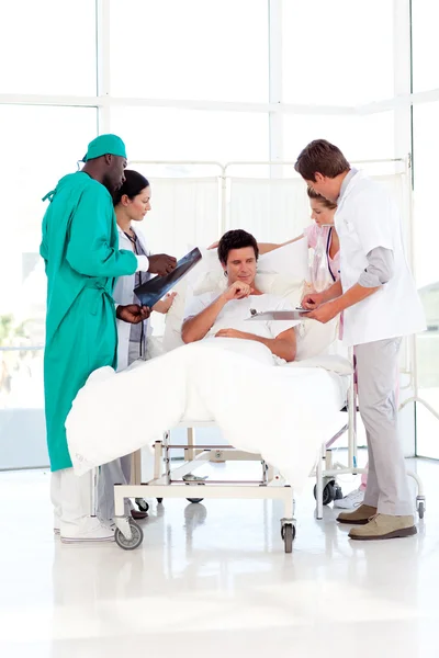 Doctor explaining the results to his patient — Stock Photo, Image