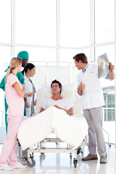 Lekarzy mówi do pacjenta — Zdjęcie stockowe
