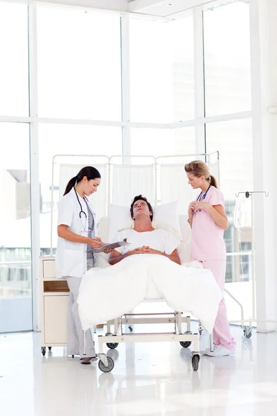 Médica a falar com a paciente. — Fotografia de Stock