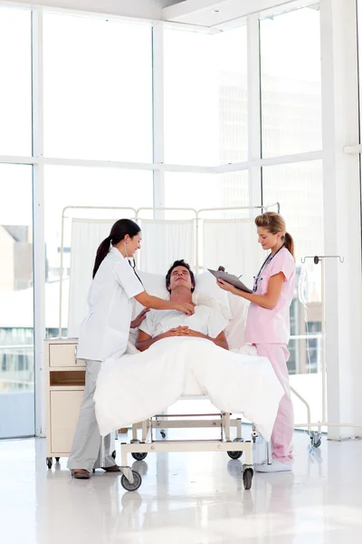 Medico e infermiera che si prendono cura di un paziente — Foto Stock