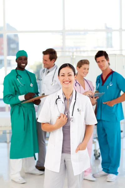 Médico com colegas em segundo plano — Fotografia de Stock