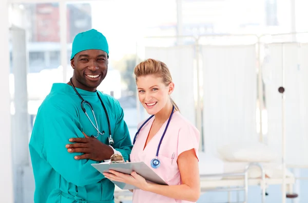 Lekarz i pielęgniarka w szpitalu — Zdjęcie stockowe
