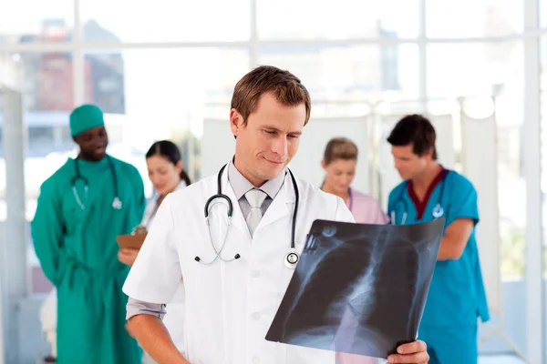 Medico esaminando una radiografia con è squadra — Foto Stock