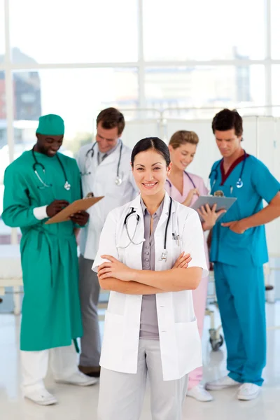 Sorrindo médico feminino com sua equipe — Fotografia de Stock