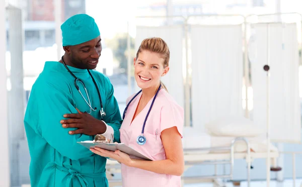 Chirurg en verpleegkundige in het ziekenhuis in gesprek — Stockfoto
