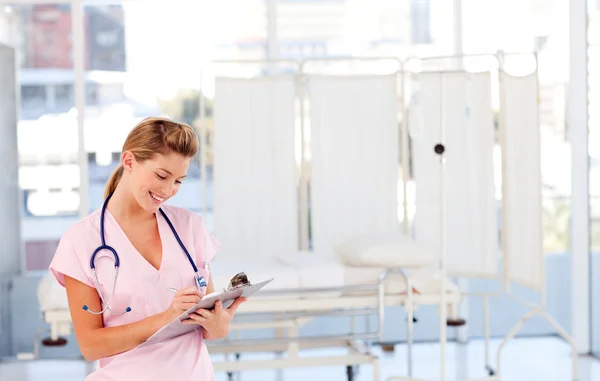 Lächelnde blonde Krankenschwester bei der Arbeit im Krankenhaus — Stockfoto