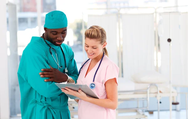 Chirurg en verpleegkundige samen te werken — Stockfoto