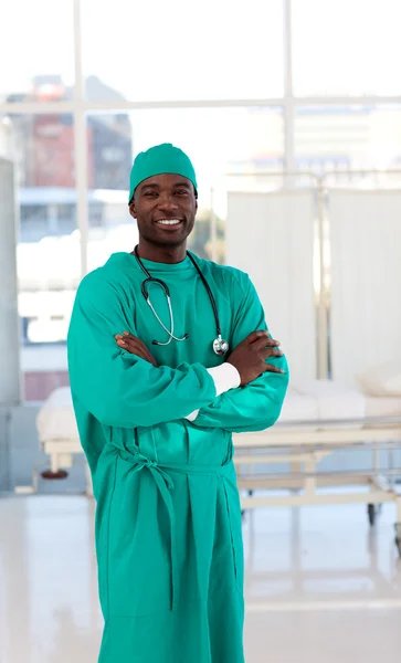 Przyjazny afro-amerykański chirurg, patrząc na kamery — Zdjęcie stockowe