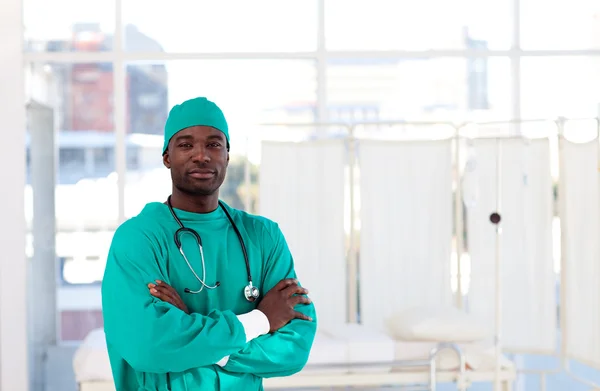 Ernstige Afro-Amerikaanse chirurg met gevouwen armen — Stockfoto