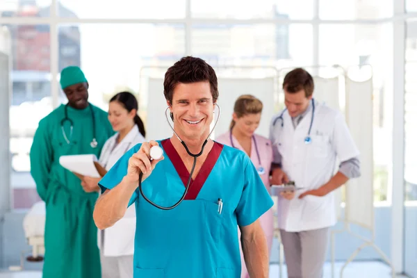 Groep van artsen die werkzaam zijn in een ziekenhuis — Stockfoto